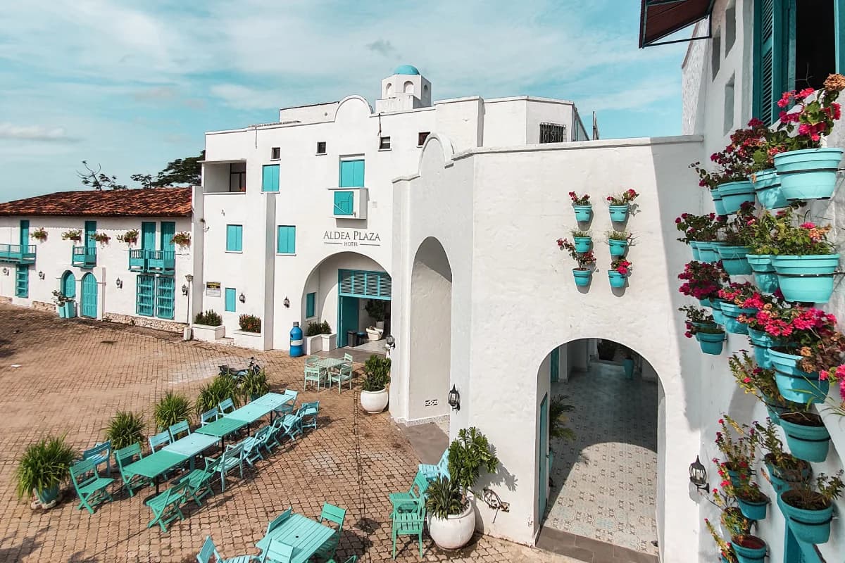 Arquitectura blanca y turquesa del Santorini Colombiano