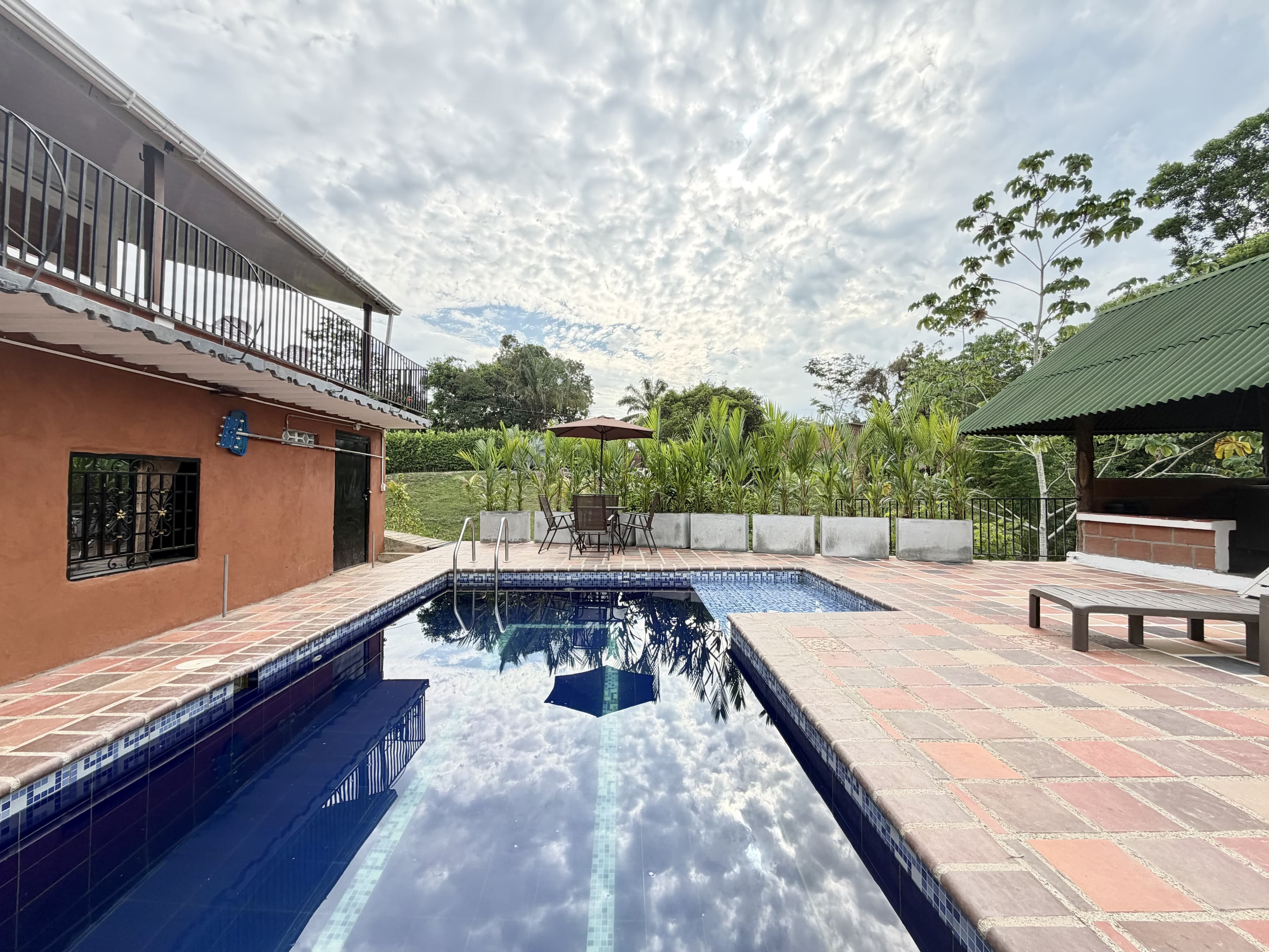 Piscina privada de La Herencia Doradal rodeada de vegetación